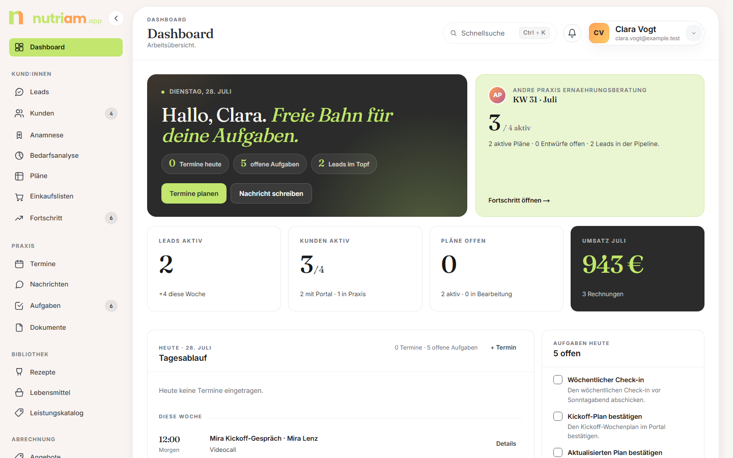 Arbeitsbereich mit Sidebar, Topbar und Dashboard