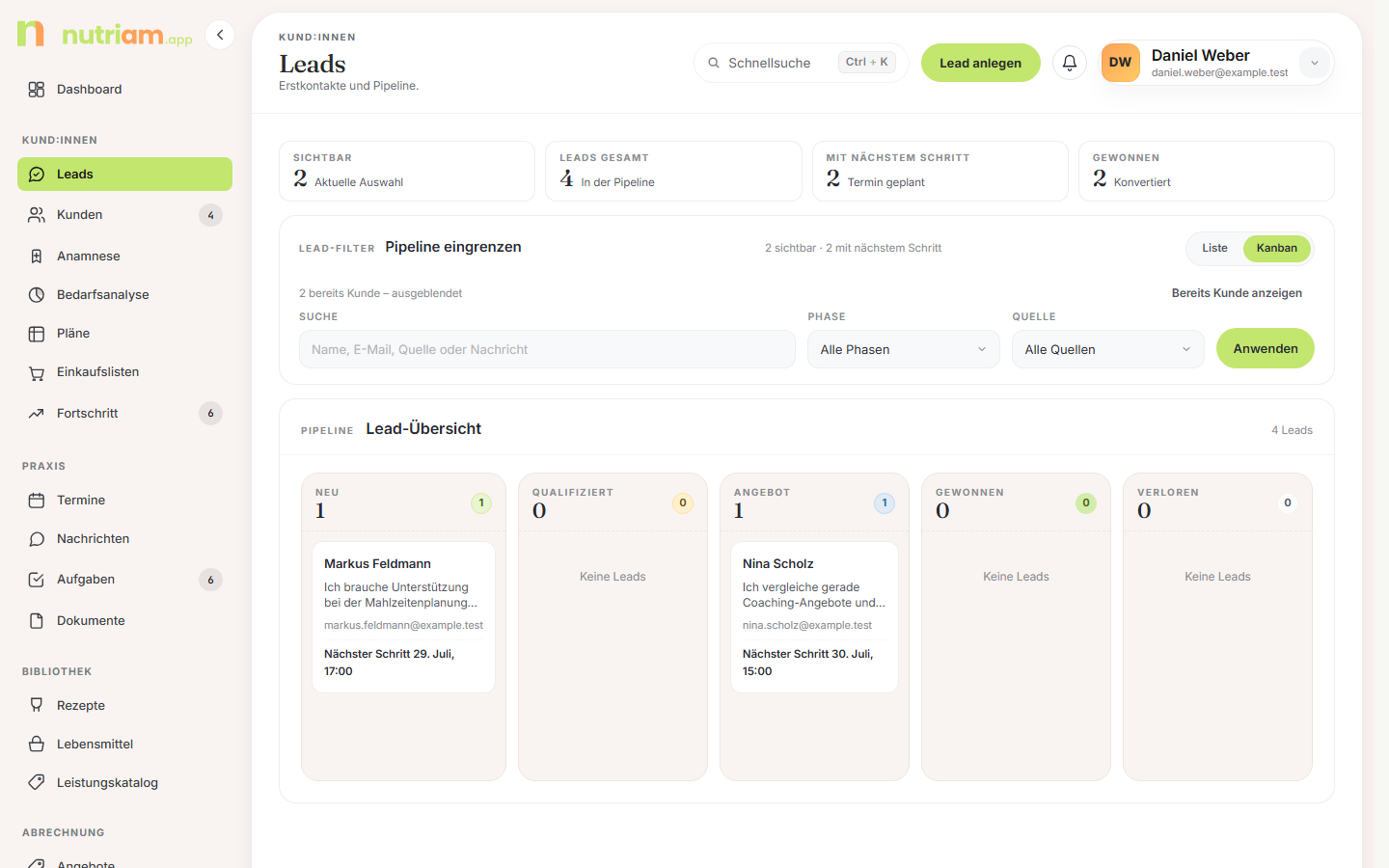Kanban-Board mit fünf Phasenspalten und Lead-Karten