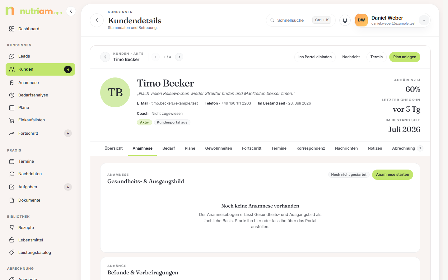 Tab „Anamnese" mit Status, Notizkarten und Anhängen