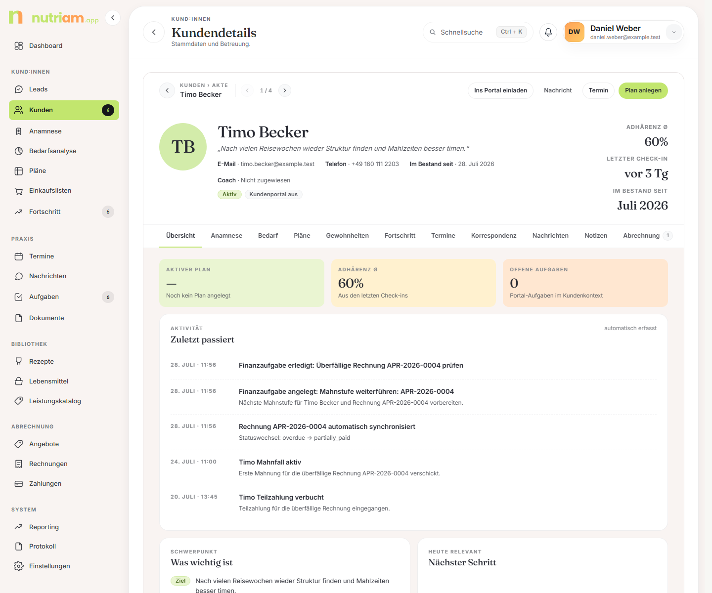 Kundenakte mit Topbar, Hero und Tab-Leiste
